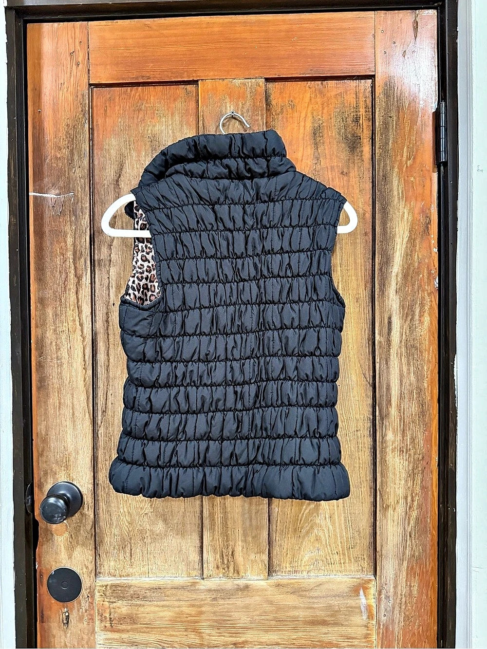 Essentials By Milano Black Puffer Vest with Leopard Print Lining Leopard Lining - Picture 3 of 7